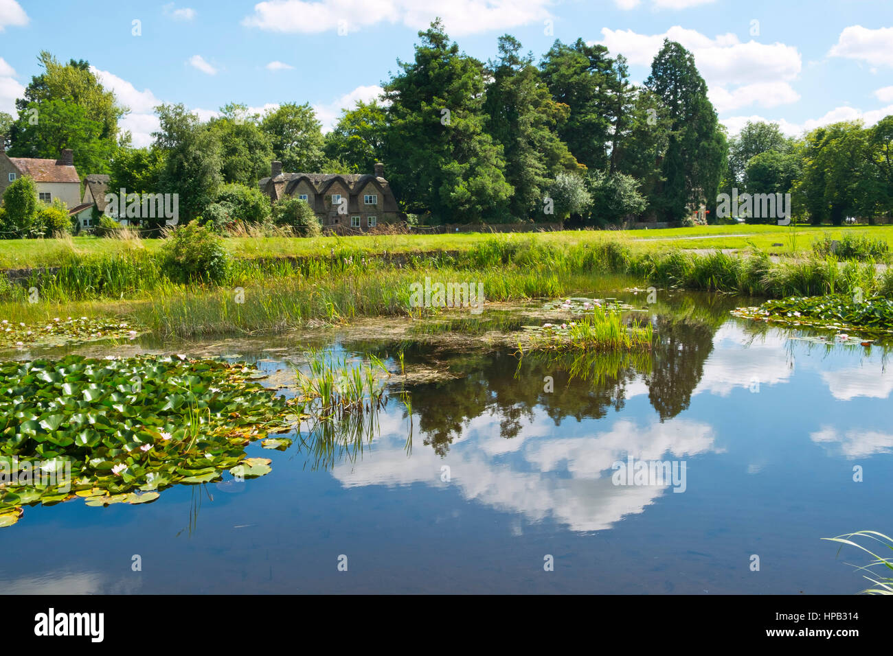 Idilliaco case intorno al pittoresco villaggio verde e stagni a Frampton on severn, Gloucestershire, UK. Foto Stock