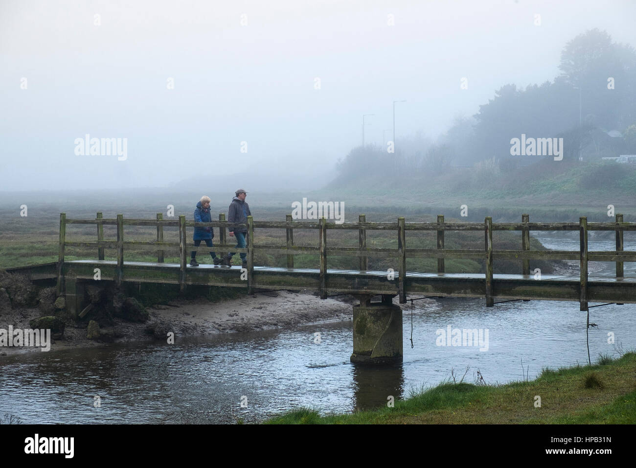 Regno Unito meteo nebbioso giorno. Walkers passerella Gannel Estuary Fiume Newquay Cornwall Foto Stock