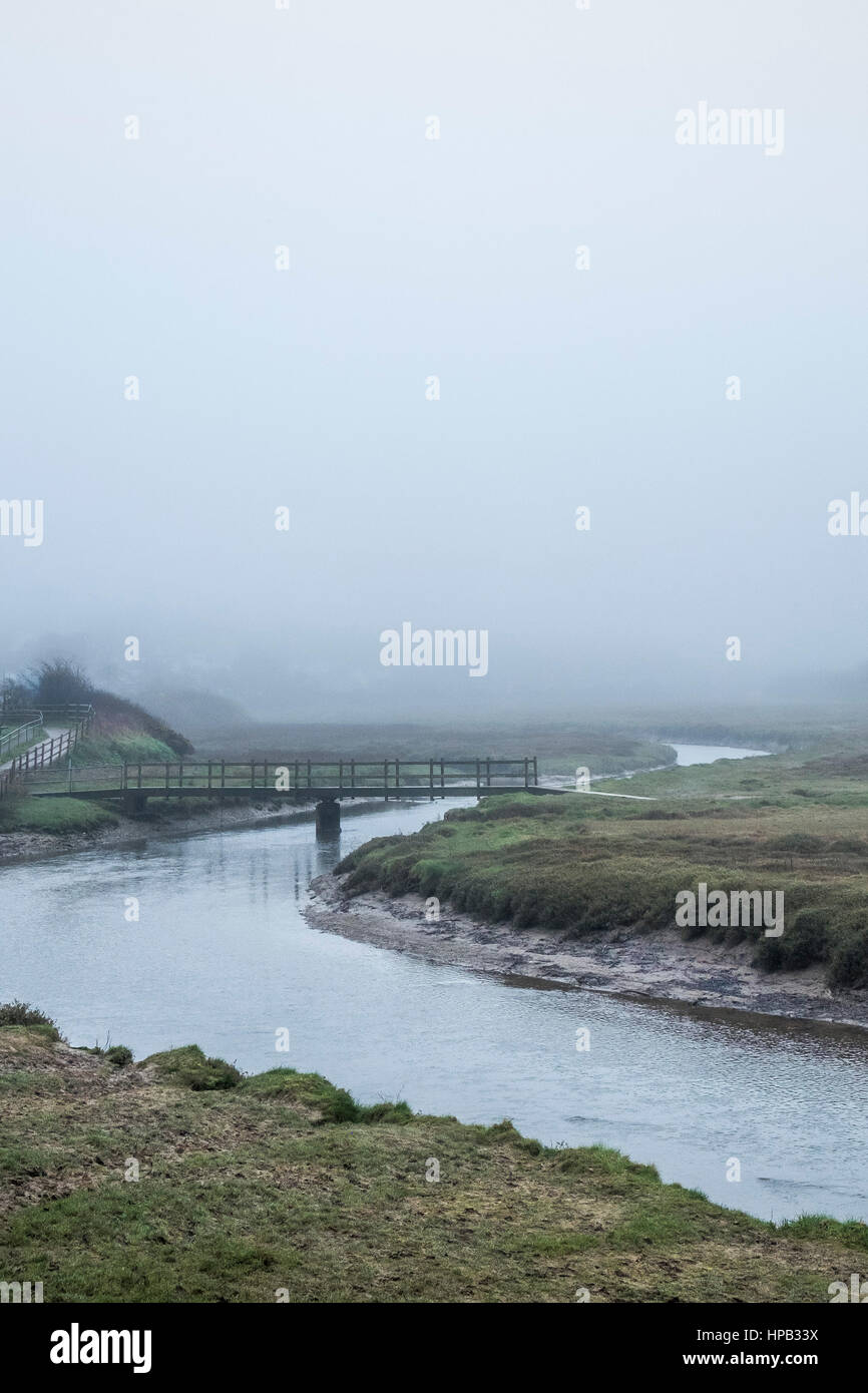 Regno Unito meteo nebbioso giorno. Gannel Estuary Fiume Newquay Cornwall Foto Stock