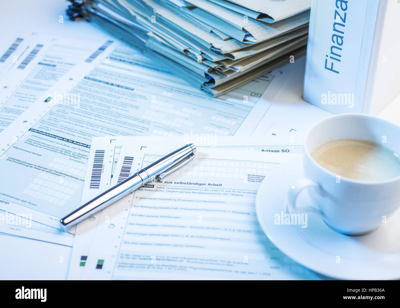 Steuerunterlagen mit kugelschreiber und kaffeetasse Foto Stock