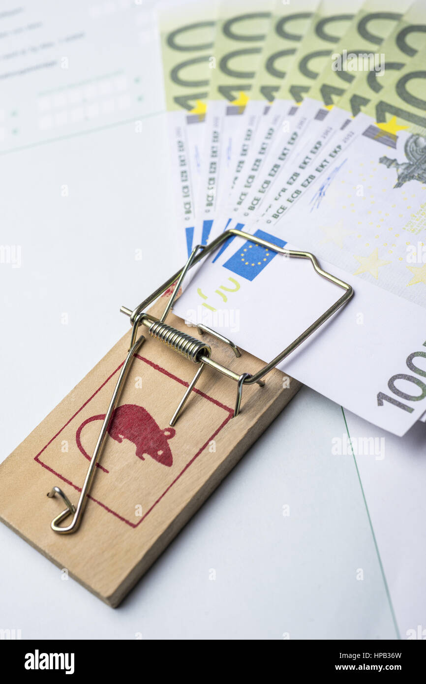 Mausefalle mit 100 euro scheinen, steuerunterlagen Foto Stock