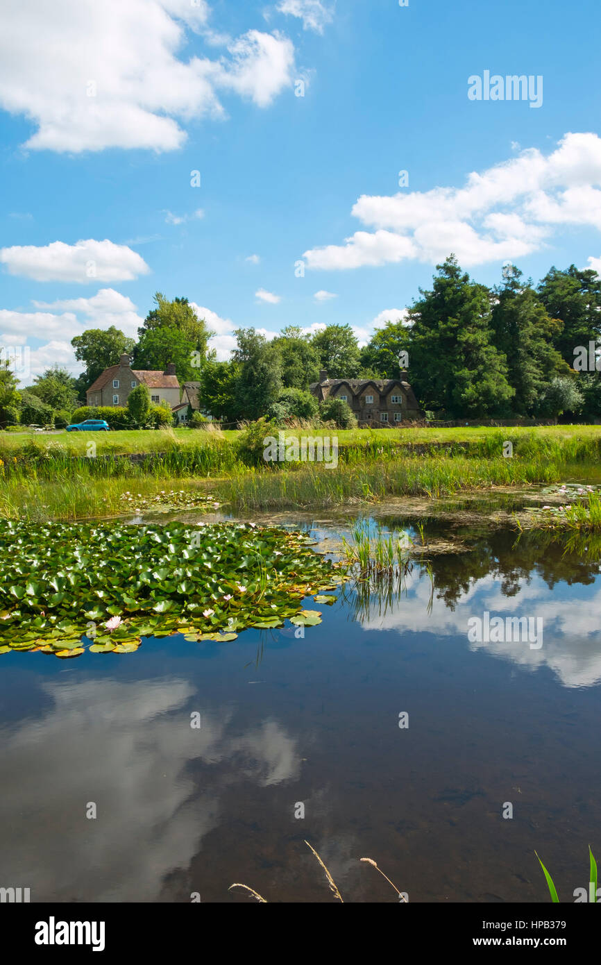 Idilliaco case intorno al pittoresco villaggio verde e stagni a Frampton on severn, Gloucestershire, UK. Foto Stock
