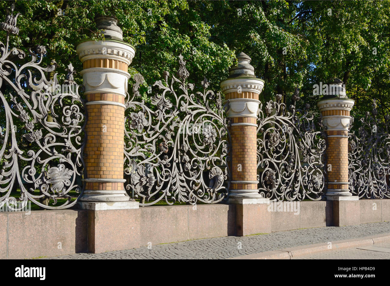San Pietroburgo, Mikhailovsky giardino recinto con un ferro battuto griglia in stile Art Nouveau Foto Stock