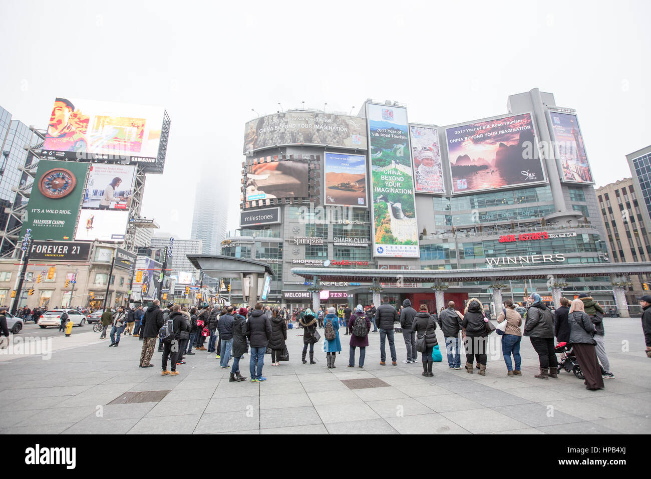 Folla in Toronto Yonge Dundas Square Foto Stock