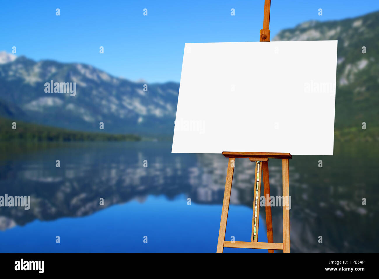 Vuoto artista pittore tela sul cavalletto con il lago sullo sfondo, copia spazio per foto artistiche o verniciatura Foto Stock