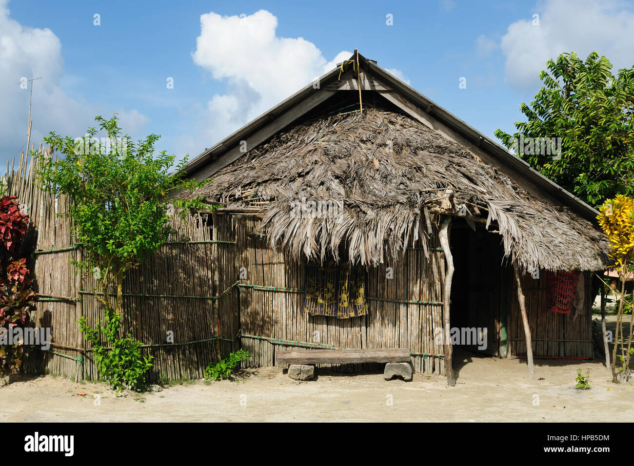 Panama, casa tradizionale kuna indiani con il tetto con il tetto di paglia su una tigre isola del San Blas arcipelago Foto Stock