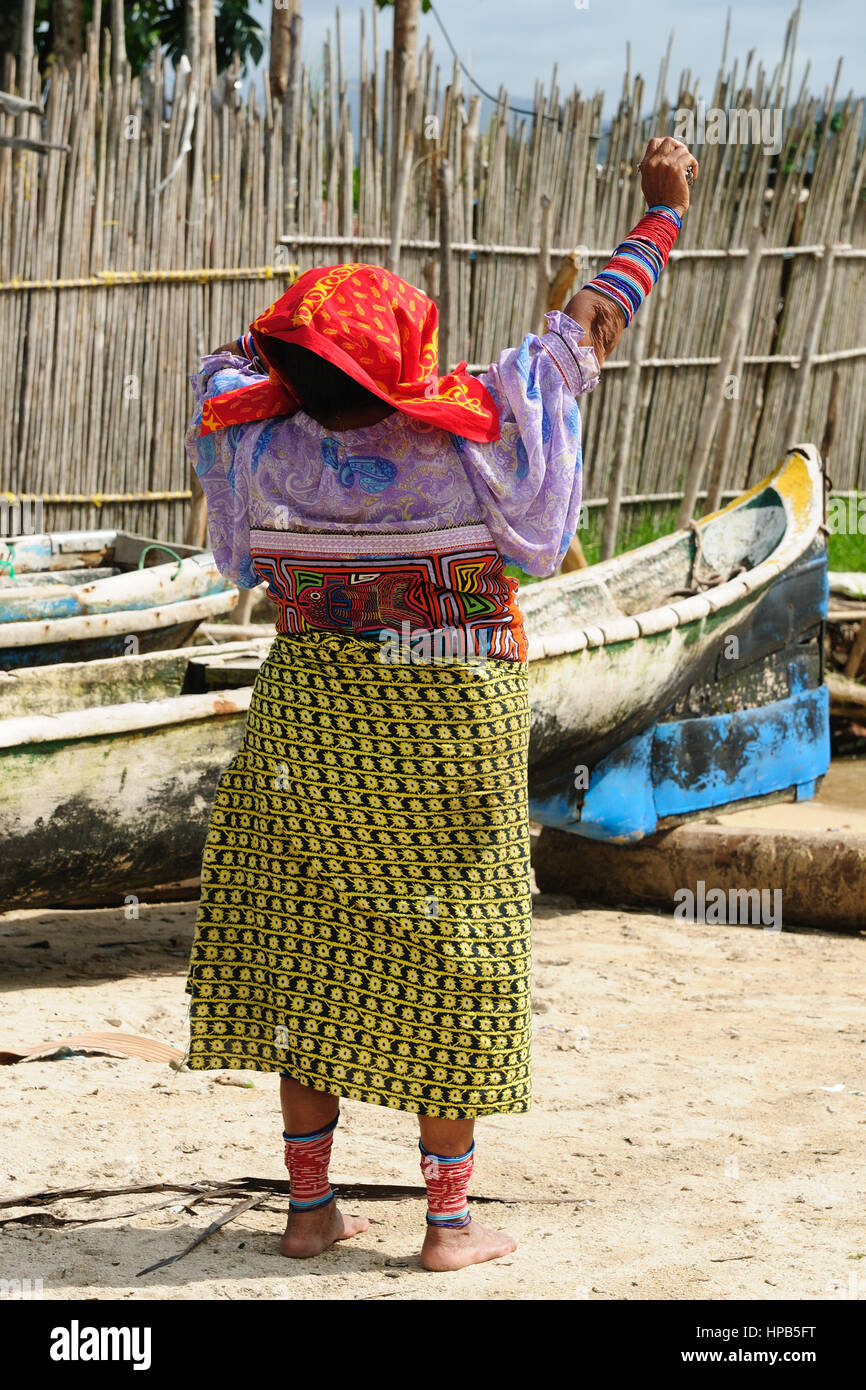 Panama, Tradizionale Kuna donne indiani su una tigre isola del San Blas arcipelago Foto Stock
