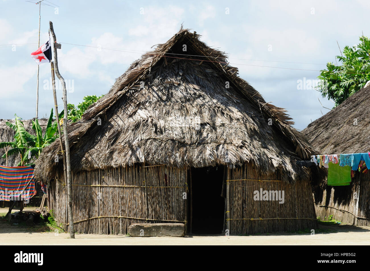 Panama, casa tradizionale kuna indiani con il tetto con il tetto di paglia su una tigre isola del San Blas arcipelago Foto Stock
