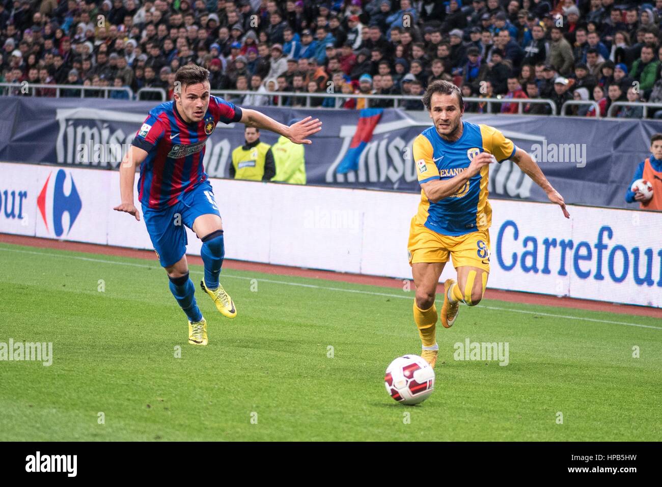 2 aprile 2015: Alin Tosca #13 di FCSB e Filipe Teixeira #80 del Petrolul Ploiesti in azione durante la Timisoreana Romania Cup Soccer Game tra FC Steaua Bucharest ROU e FC Petrolul Ploiesti ROU a livello nazionale Arena, Romania ROU. Foto: Cronos/Catalin Soare Foto Stock