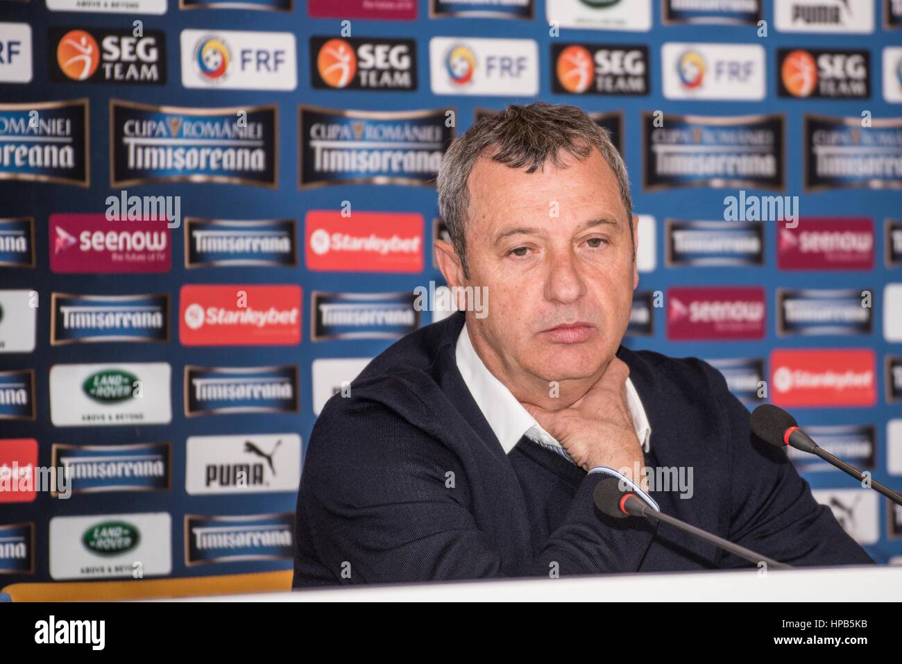 2 aprile 2015: Mircea Rednic il coach del Petrolul Ploiesti, alla conferenza stampa dopo la Timisoreana Romania Cup Soccer Game tra FC Steaua Bucharest ROU e FC Petrolul Ploiesti ROU a livello nazionale Arena, Romania ROU. Foto: Cronos/Catalin Soare Foto Stock