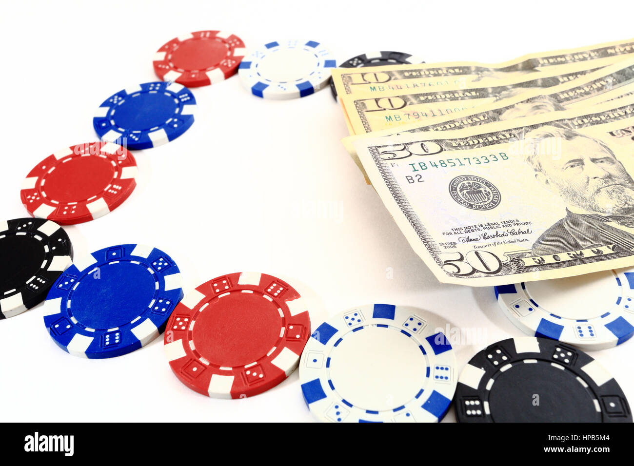 Fiches del casinò e denaro vicino. Di dollari e i chip isolati su sfondo bianco di close-up. Giochi di casinò concetto. Foto Stock