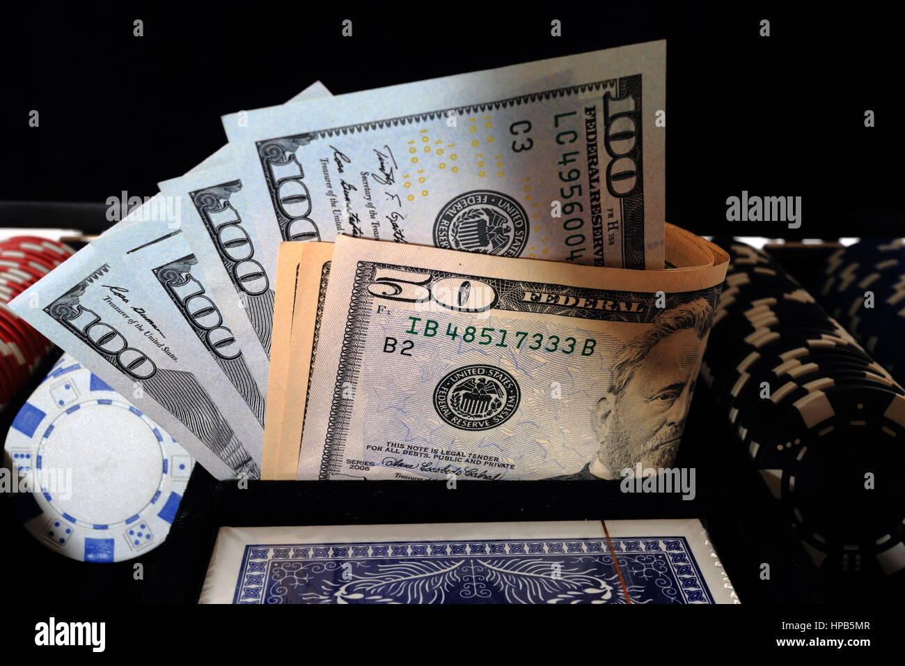 Il denaro tra i chip casino vicino. Giochi di fortuna sullo sfondo. Foto Stock