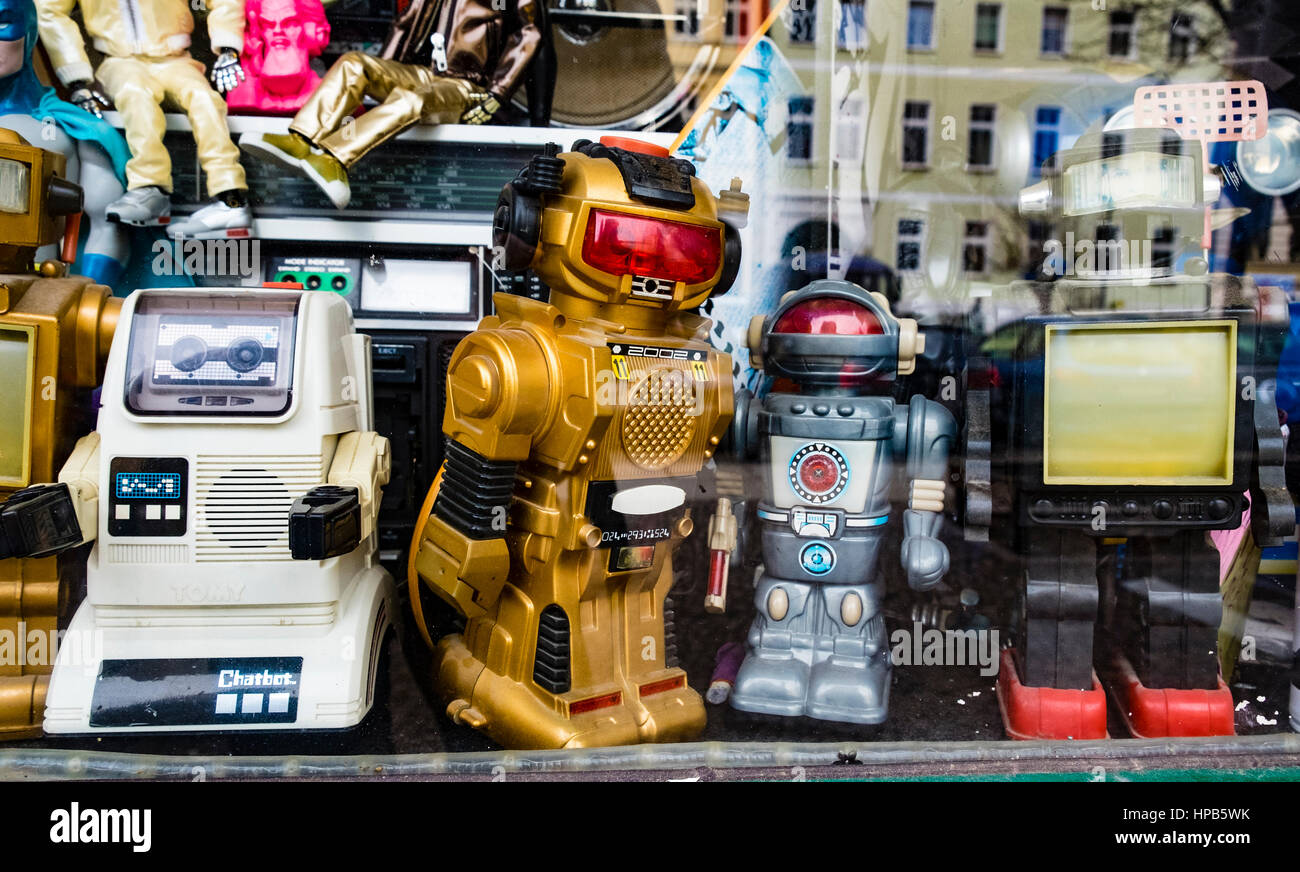 Vecchio vintage robot giocattolo sul display nella finestra del negozio in Prenzlauer Berg di Berlino, Germania Foto Stock