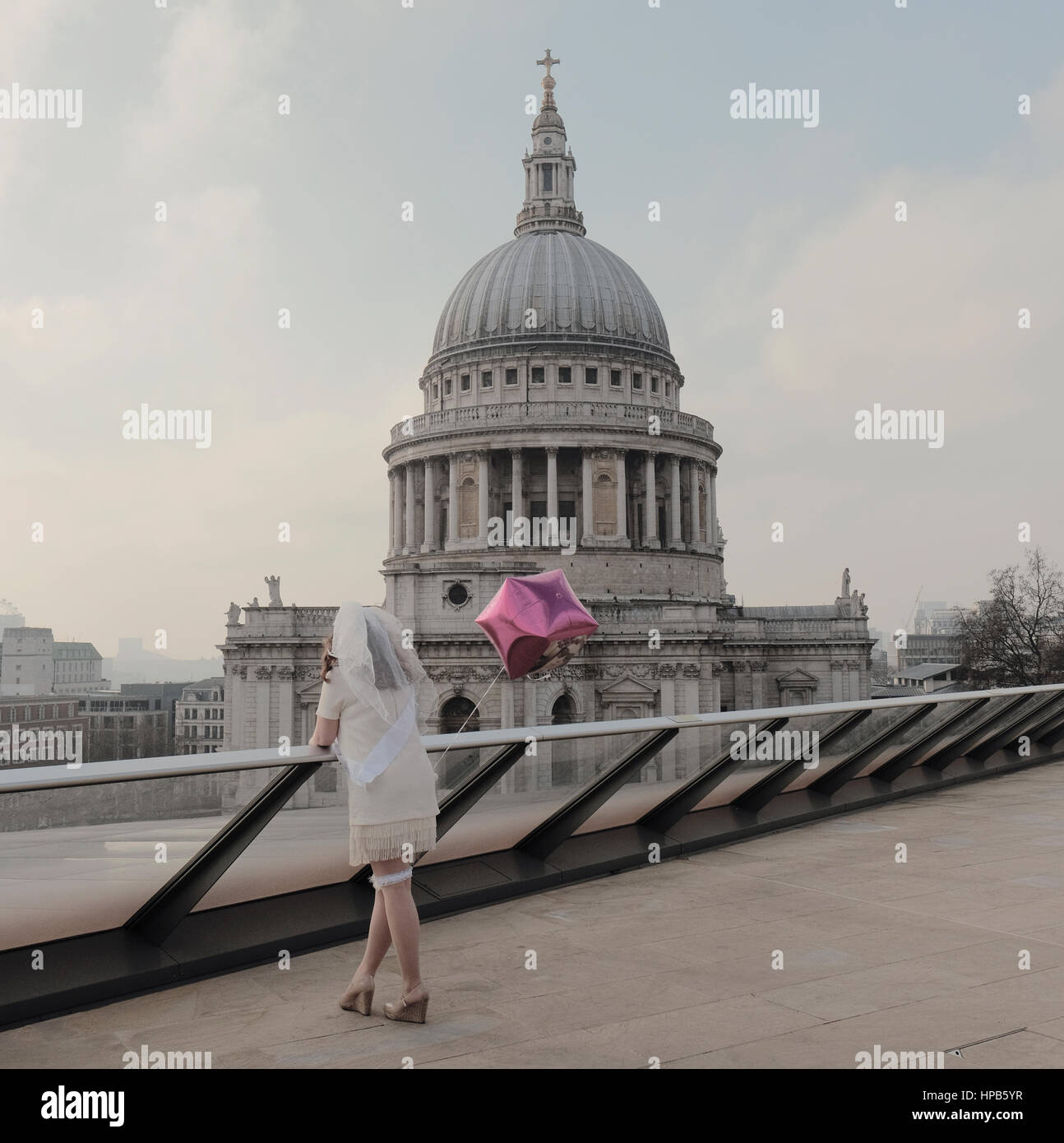 Sposa per essere su una gallina fare in St Pauls Londra Foto Stock