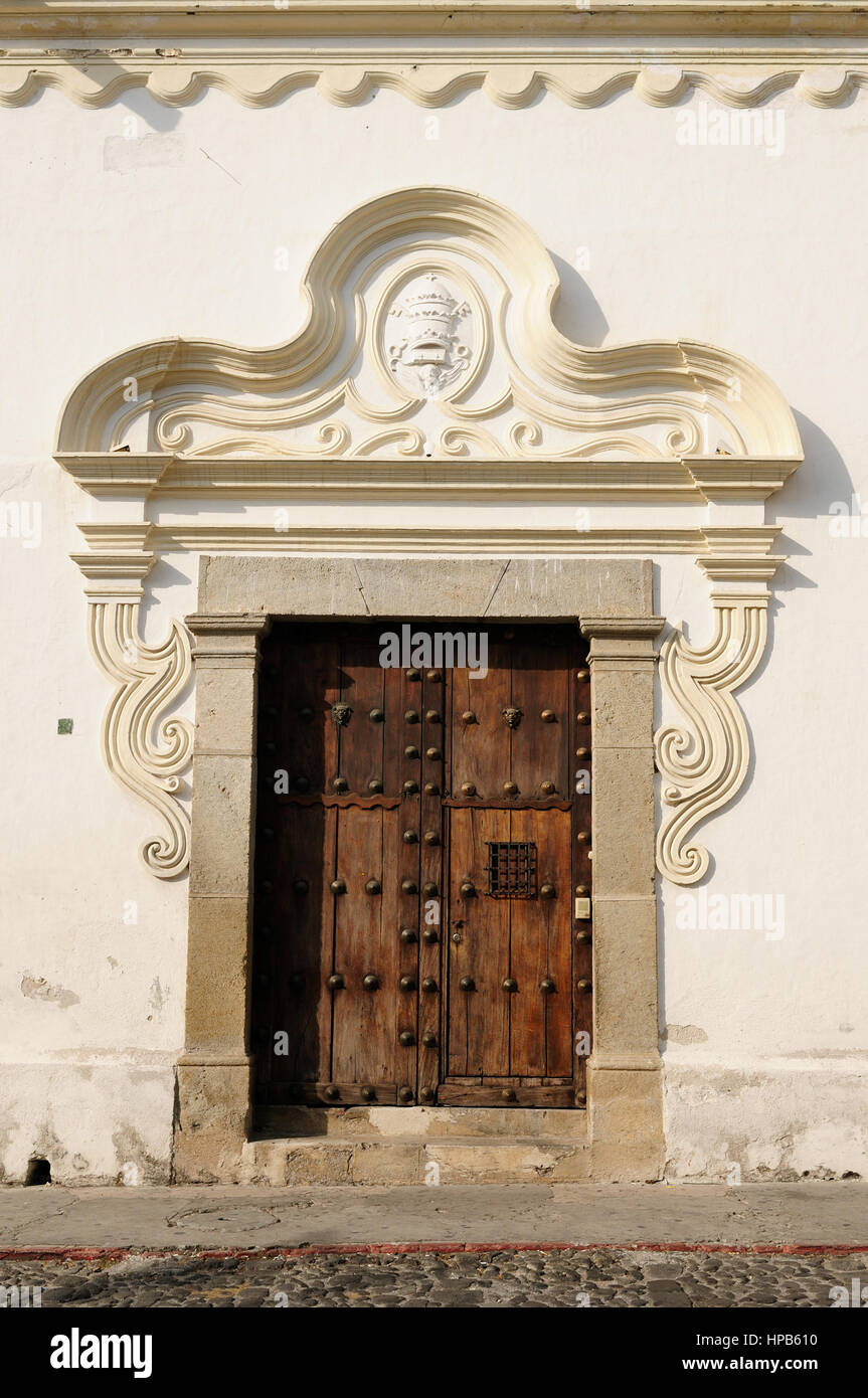 Entrata alla casa coloniale di nella città di Antigua in Guatemala, America Centrale Foto Stock