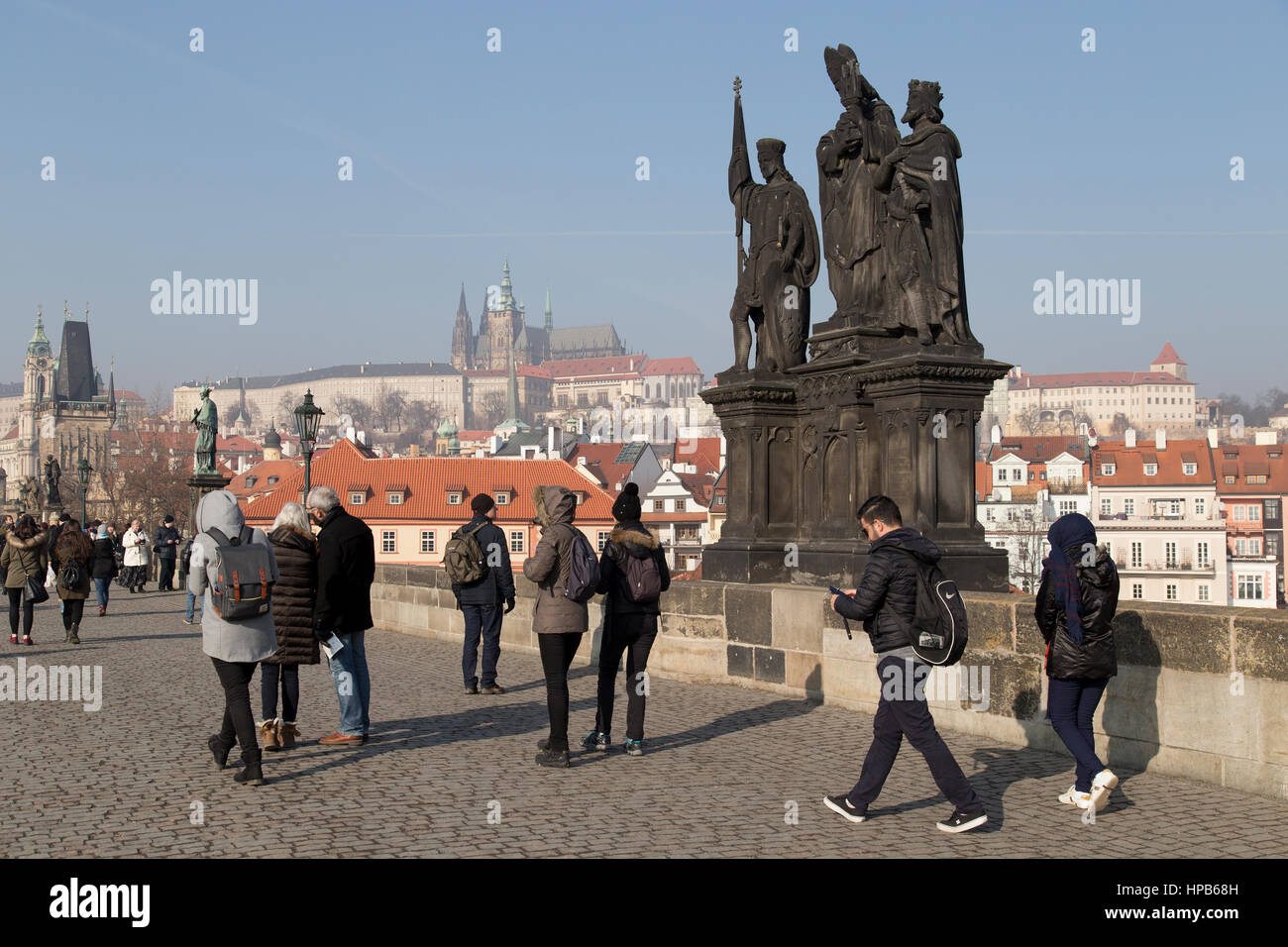 I turisti a piedi passato le statue dei Santi Norbert, Venceslao e Sigismondo sul Ponte Carlo a Praga Repubblica Ceca Foto Stock