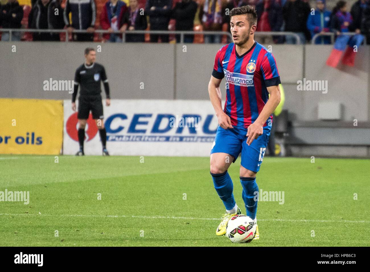 9 aprile 2015: Alin Tosca #13 di FCSB in azione durante la Liga io gioco tra FC Steaua Bucharest ROU e FC Petrolul Ploiesti ROU a livello nazionale Arena, Romania ROU. Foto: Cronos/Catalin Soare Foto Stock