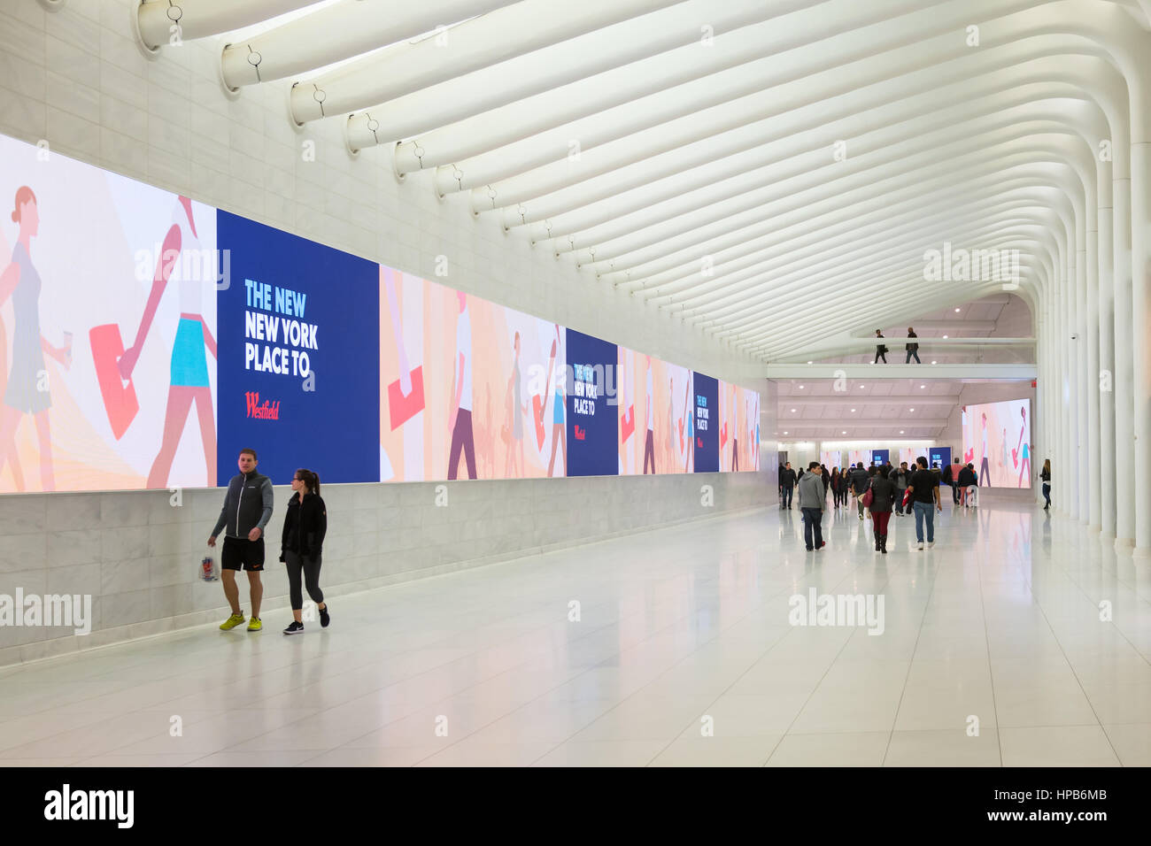 La gente a piedi attraverso il West Concourse collegando l'occhio World Trade Center Hub di trasporto e luogo di Brookfield in New York City. Foto Stock