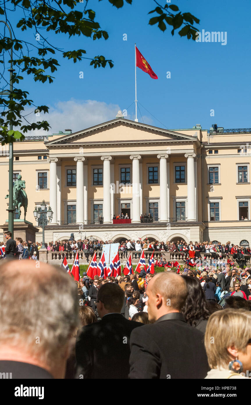 I norvegesi celebrano la loro giornata nazionale, 17 maggio a Oslo, Norvegia. Foto Stock
