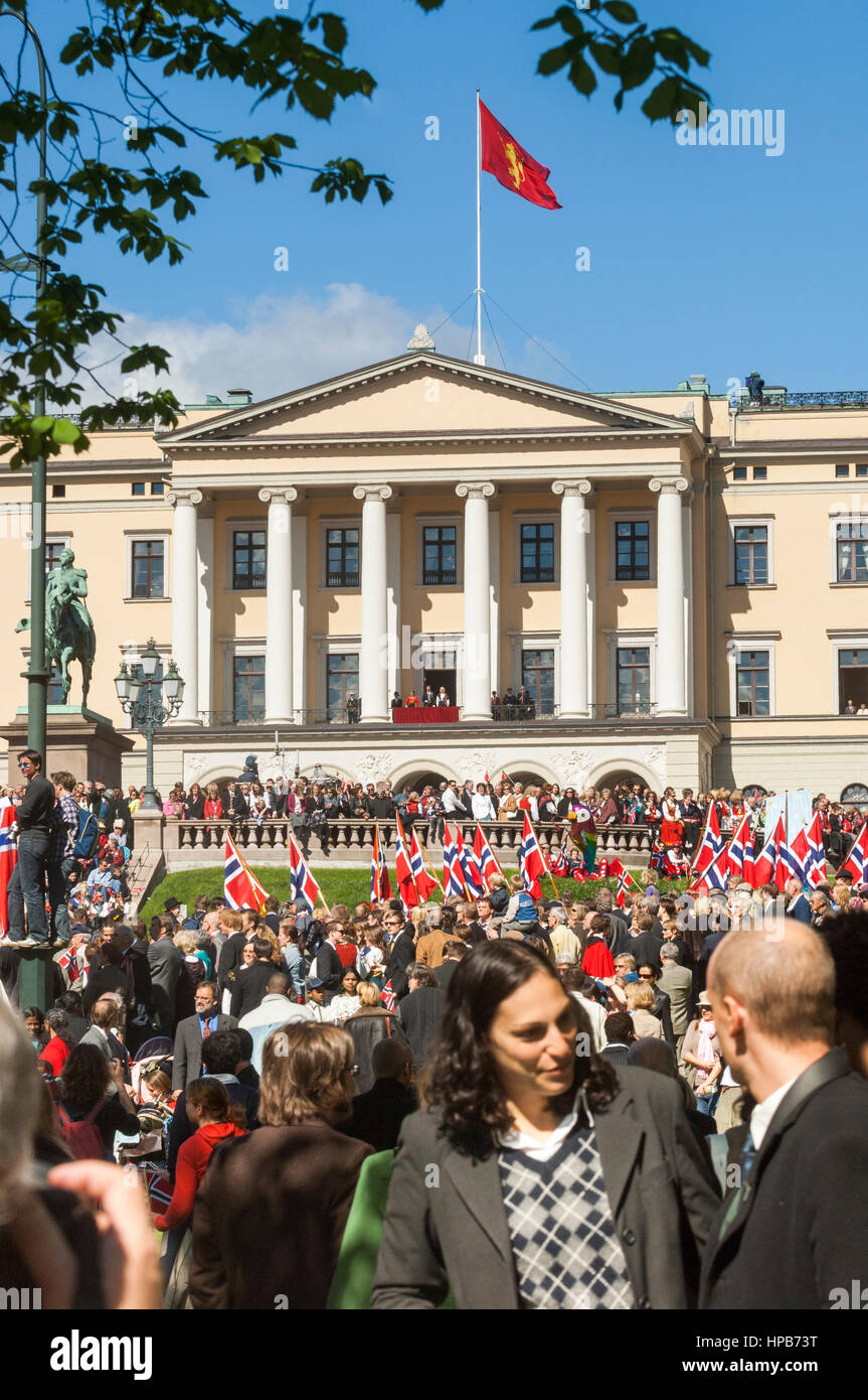 I norvegesi celebrano la loro giornata nazionale, 17 maggio a Oslo, Norvegia. Foto Stock