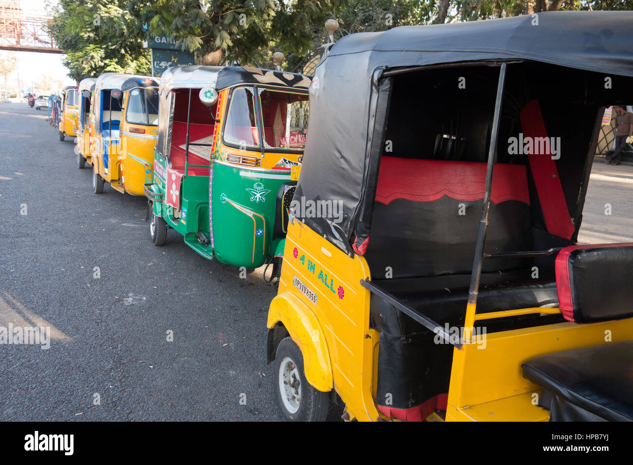 HYDERABAD, INDIA - FEBBRAIO 20,2017 indiano colorate auto-rickshaws parcheggiato sulla strada a Hyderabad, India Foto Stock