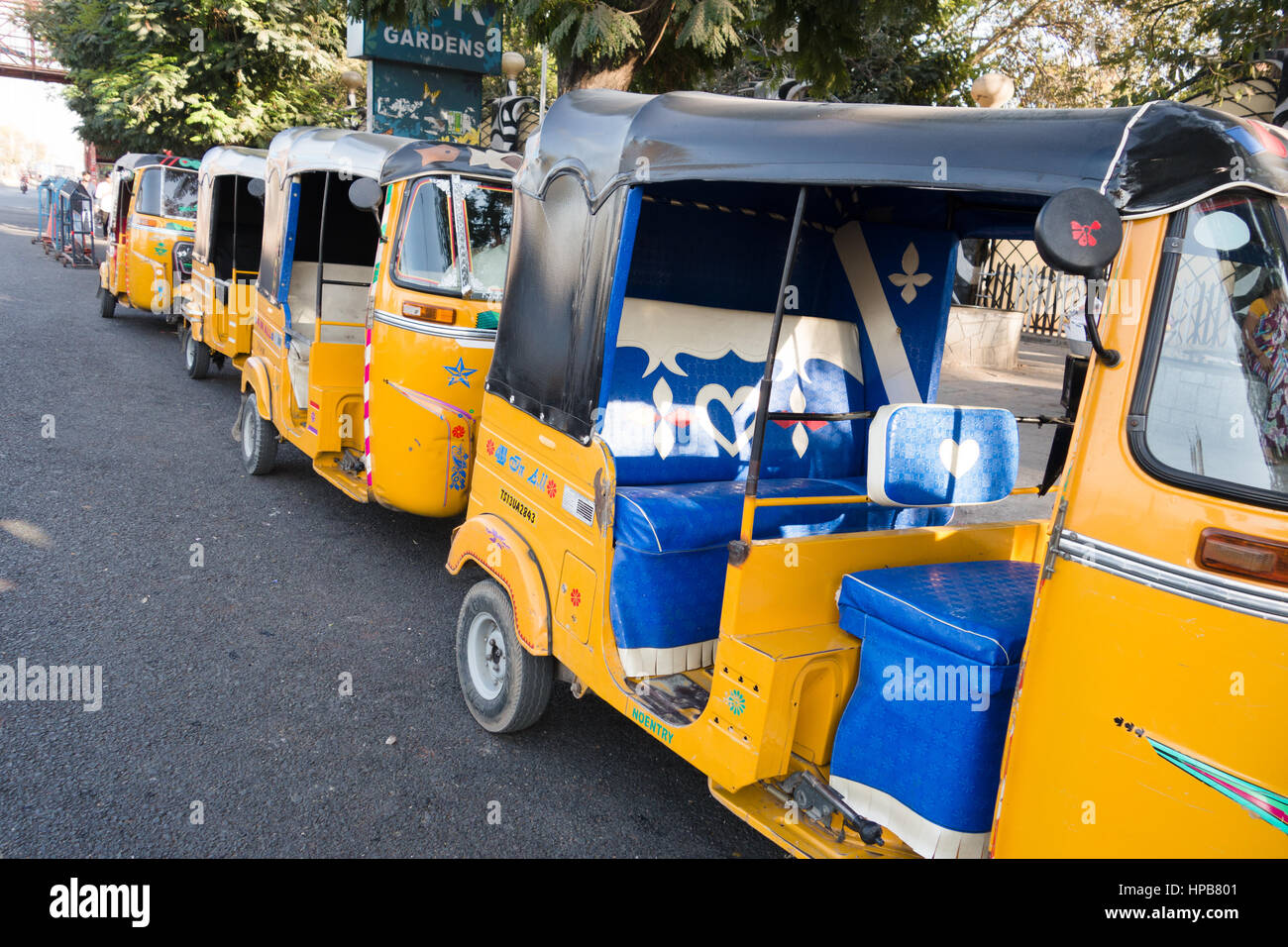 HYDERABAD, INDIA - FEBBRAIO 20,2017 indiano colorate auto-rickshaws parcheggiato sulla strada a Hyderabad, India Foto Stock