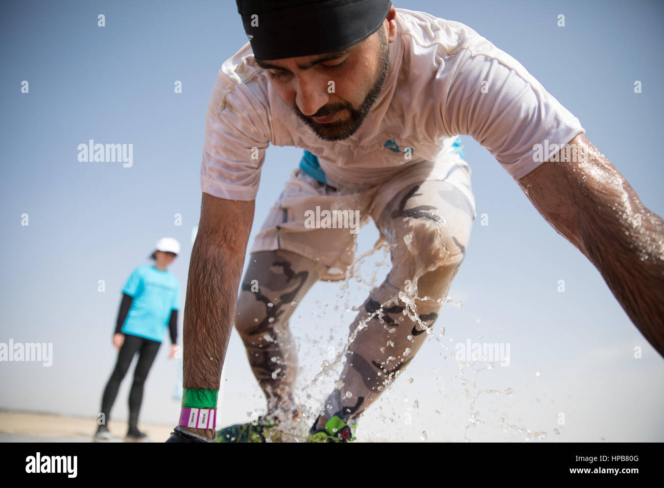 Dubai, Emirati Arabi Uniti - Febbraio 10th, 2017: Partecipa all'SandstormDXB gara: un fuori pista ostacolo in esecuzione la concorrenza. Foto Stock