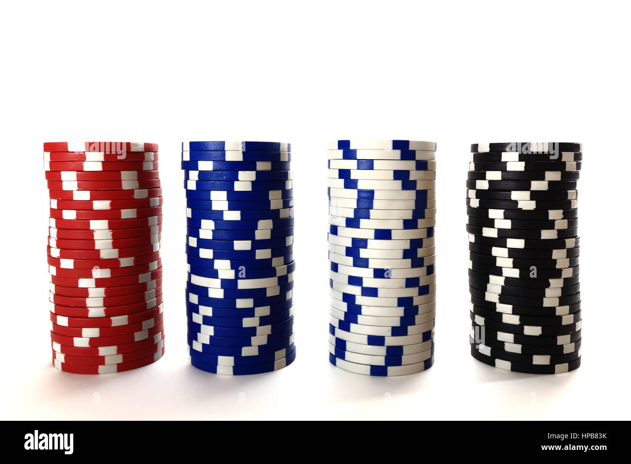 Casino chips nella colonna isolata su sfondo bianco. Quattro colonne di chip a colori su sfondo bianco. Online casino concetto. Foto Stock