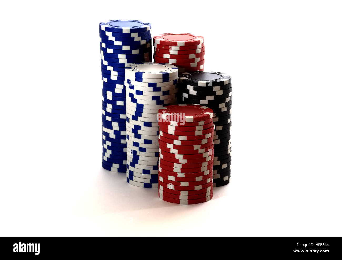 Chip Casino vicino. Casino chip isolati su sfondo bianco. Chip a colori su sfondo bianco. Foto Stock