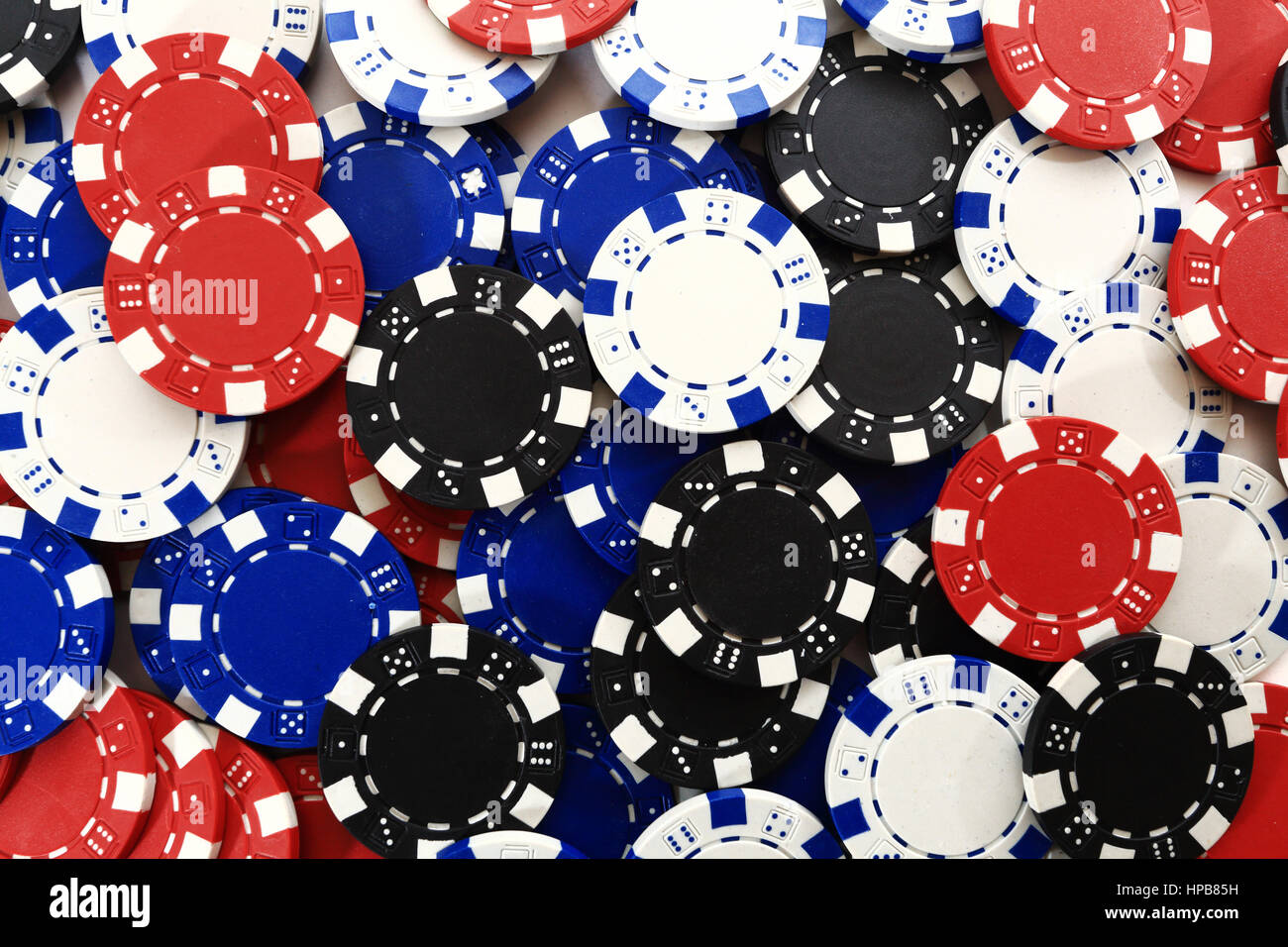 Molti casinò chips close up. Sullo sfondo di un casino chips. Online casino concetto. Foto Stock