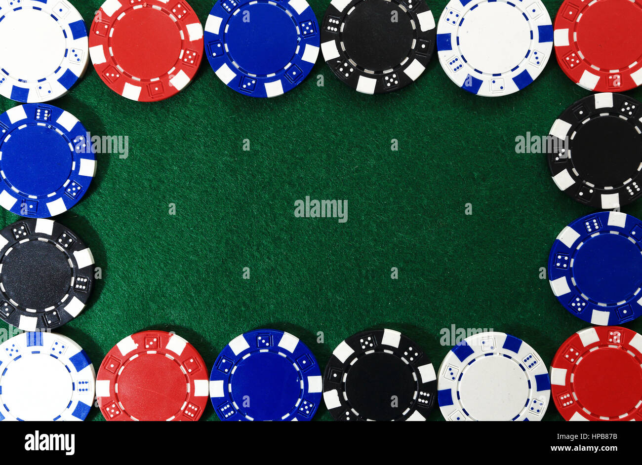 Telaio del poker chips su sfondo verde. Spazio libero per il testo in verde sullo sfondo a trama. Chip di colore verde sul tavolo da gioco. Gioco di fortuna concetto. Foto Stock