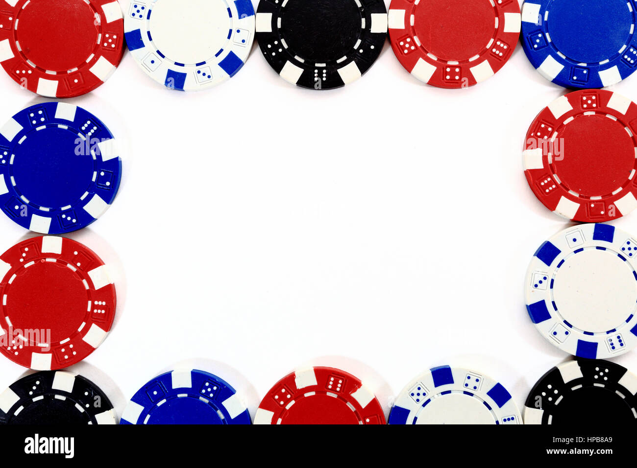 Telaio del chip di gioco isolato su sfondo bianco. Spazio libero per il testo su sfondo bianco tra i chip casino. Chip colori dal di sopra. Gioco di chan Foto Stock