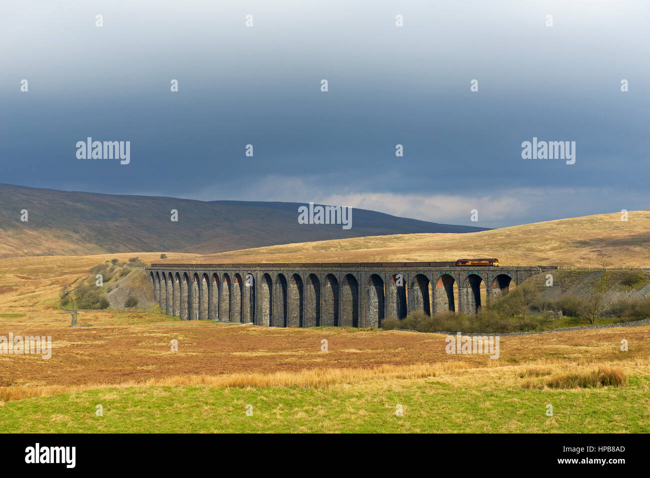 Treno sul viadotto Ribblehead, Ribblesdale, Yorkshire Dales National Park, North Yorkshire, Inghilterra, Regno Unito Foto Stock