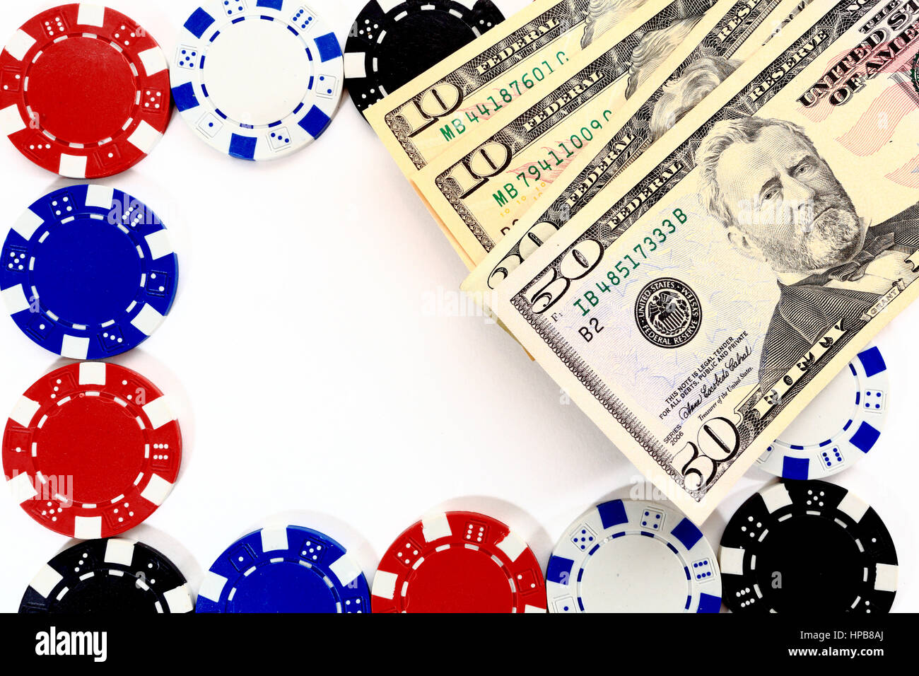 Denaro sul chip di gioco su sfondo bianco. Giochi di fortuna sullo sfondo. Spazio libero per il testo su sfondo bianco. Chip di giochi e di dollari da vicino da ab Foto Stock