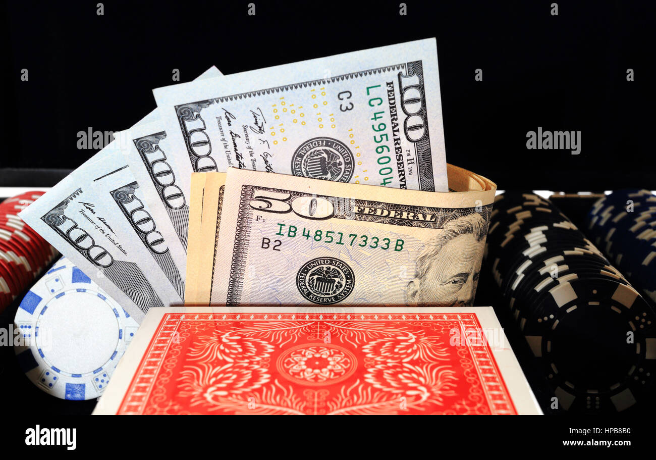 Set del poker con soldi vicino. Di dollari di gioco carte chip isolati su sfondo nero. Giochi di casinò online concetto. Foto Stock