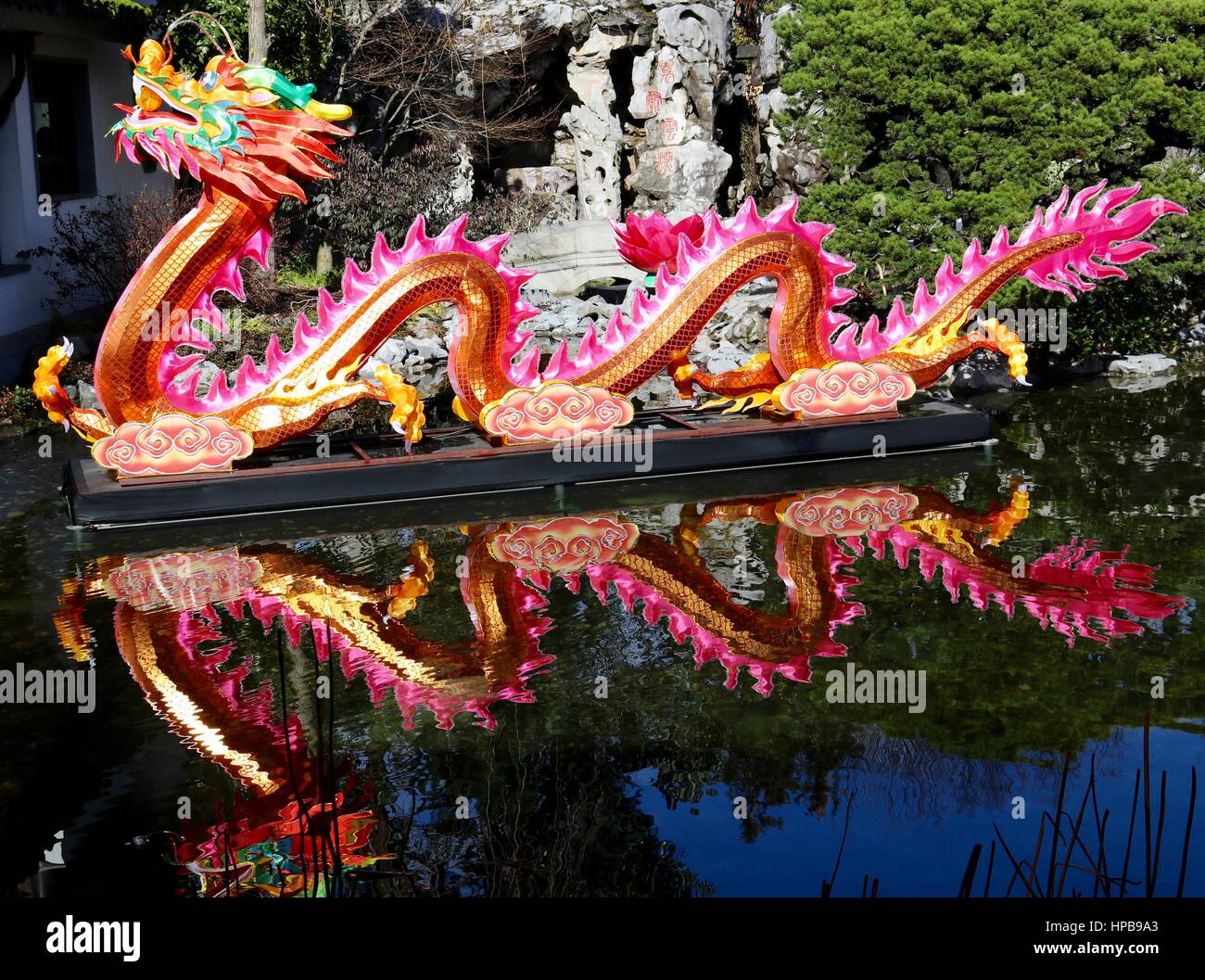 Floating dragone cinese al Giardino Cinese, Portland. Foto Stock