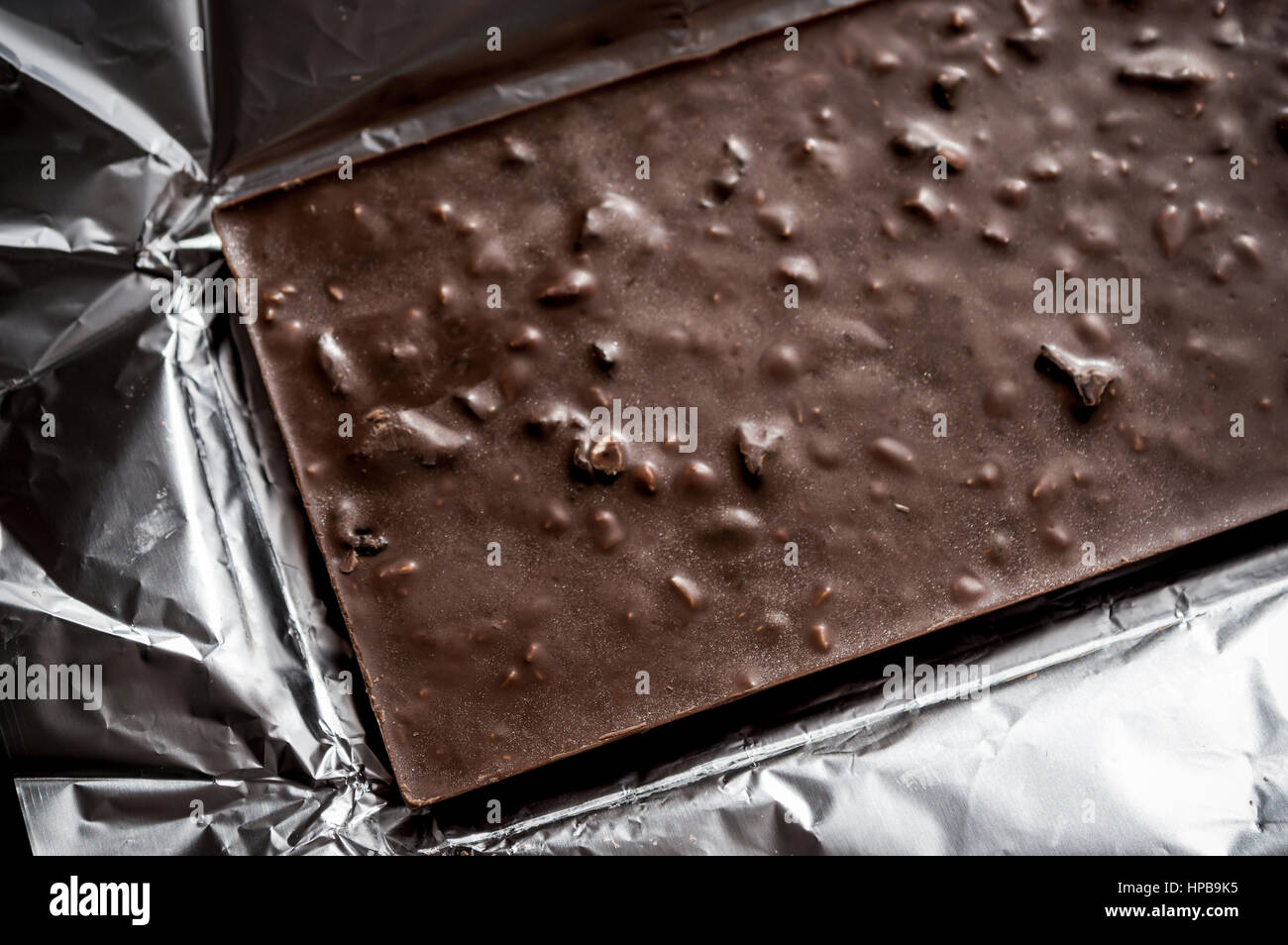 Piastrelle di dark cioccolato al latte in lamina Foto Stock