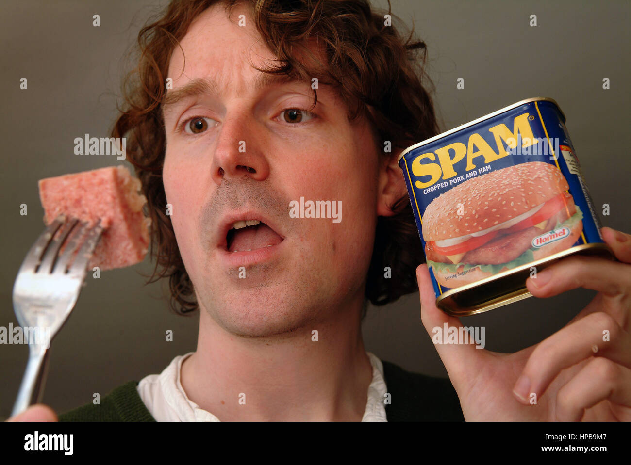 Tom payne con una lattina di spam (prosciutto speziato) e una ricreazione di un tempo di guerra pasto di spam Foto Stock