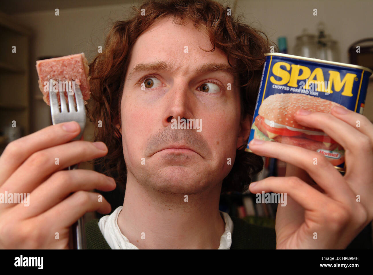 Tom payne con una lattina di spam (prosciutto speziato) e una ricreazione di un tempo di guerra pasto di spam Foto Stock