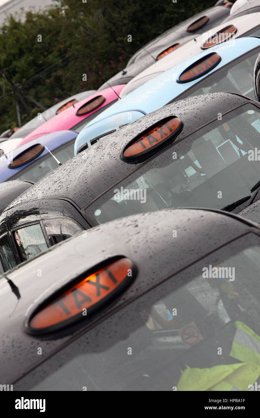 Il taxi è rimasta parcheggiata vicino all'Aeroporto di Manchester come i loro piloti sono scesi in sciopero. Foto Stock