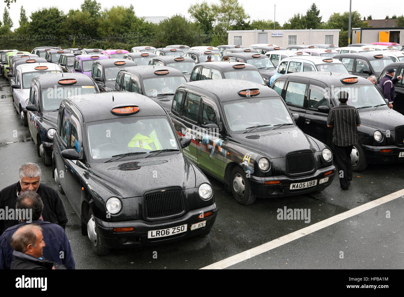 Il taxi è rimasta parcheggiata vicino all'Aeroporto di Manchester come i loro piloti sono scesi in sciopero. Foto Stock