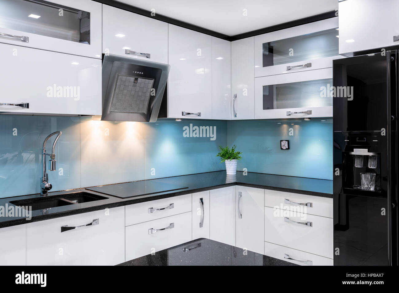 Cucina di lusso con moderni nero lucido frigo e contemporaneo arredamento  bianco Foto stock - Alamy