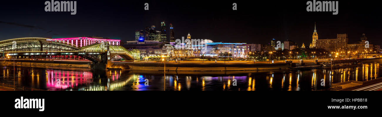 Notte panorama invernale del fiume Moskva embankment: ponte pedonale Bogdan Khmelnitsky, Kiev stazione ferroviaria, Moscow-City, Redisson Slavyanskaya h Foto Stock