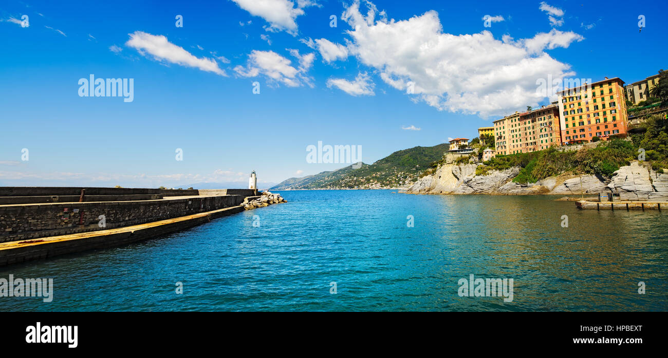 Camogli porto marina ingresso e faro. Destinazione di viaggio Liguria, Italia, Europa. Foto Stock