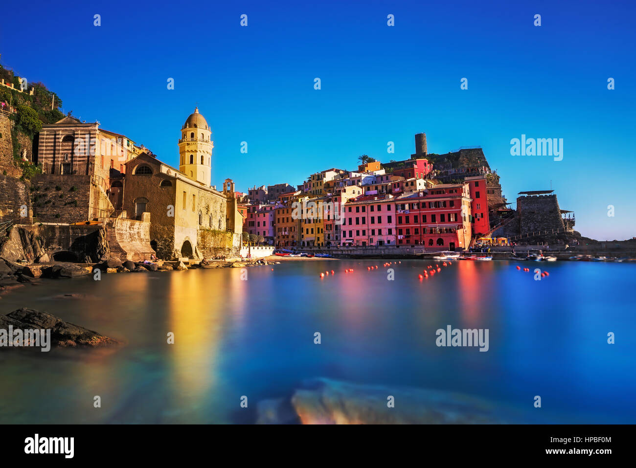 Vernazza village, chiesa, rocce e mare porto sul tramonto, Seascape in cinque terre, il Parco Nazionale delle Cinque Terre Liguria Italia Europa. Lunga esposizione. Foto Stock