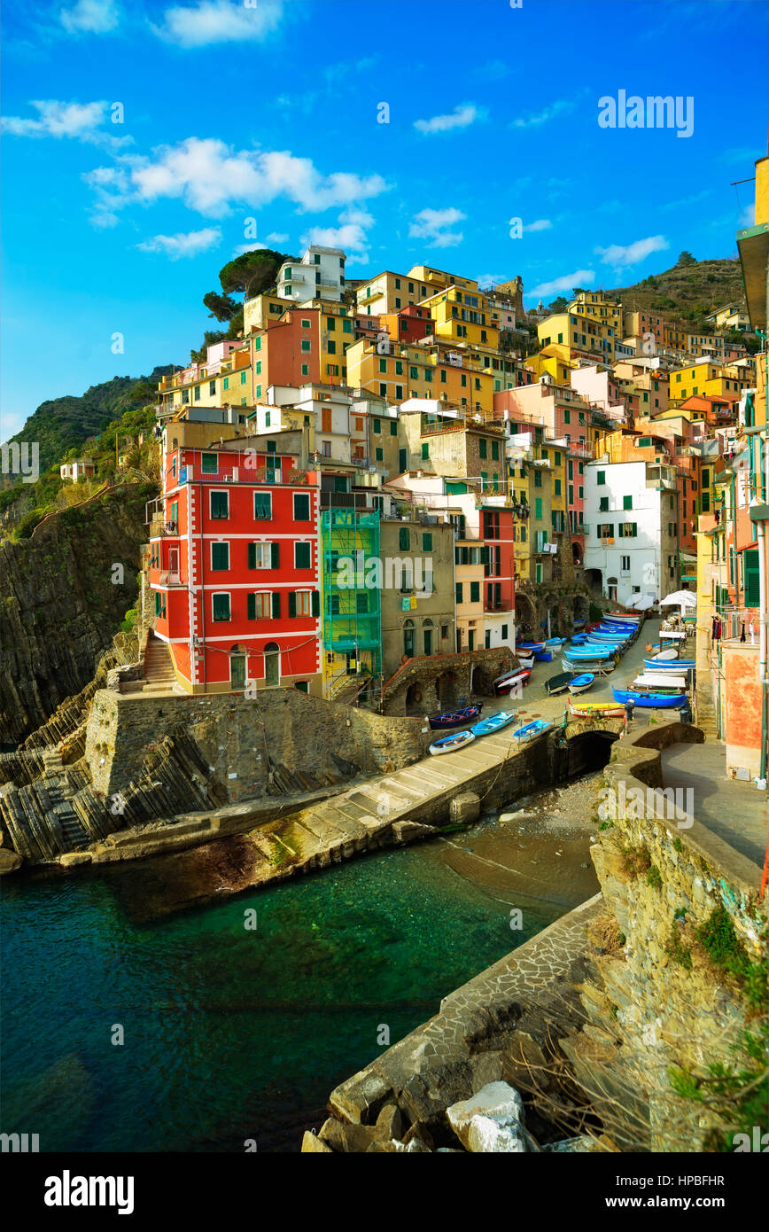 Riomaggiore villaggio sulla scogliera di rocce e mare al tramonto., Seascape in cinque terre, il Parco Nazionale delle Cinque Terre Liguria Italia Europa. Esposizione lunga Foto Stock