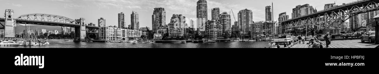 Il centro di Vancouver con il Burrard Street bridge e Granville Street Bridge Foto Stock