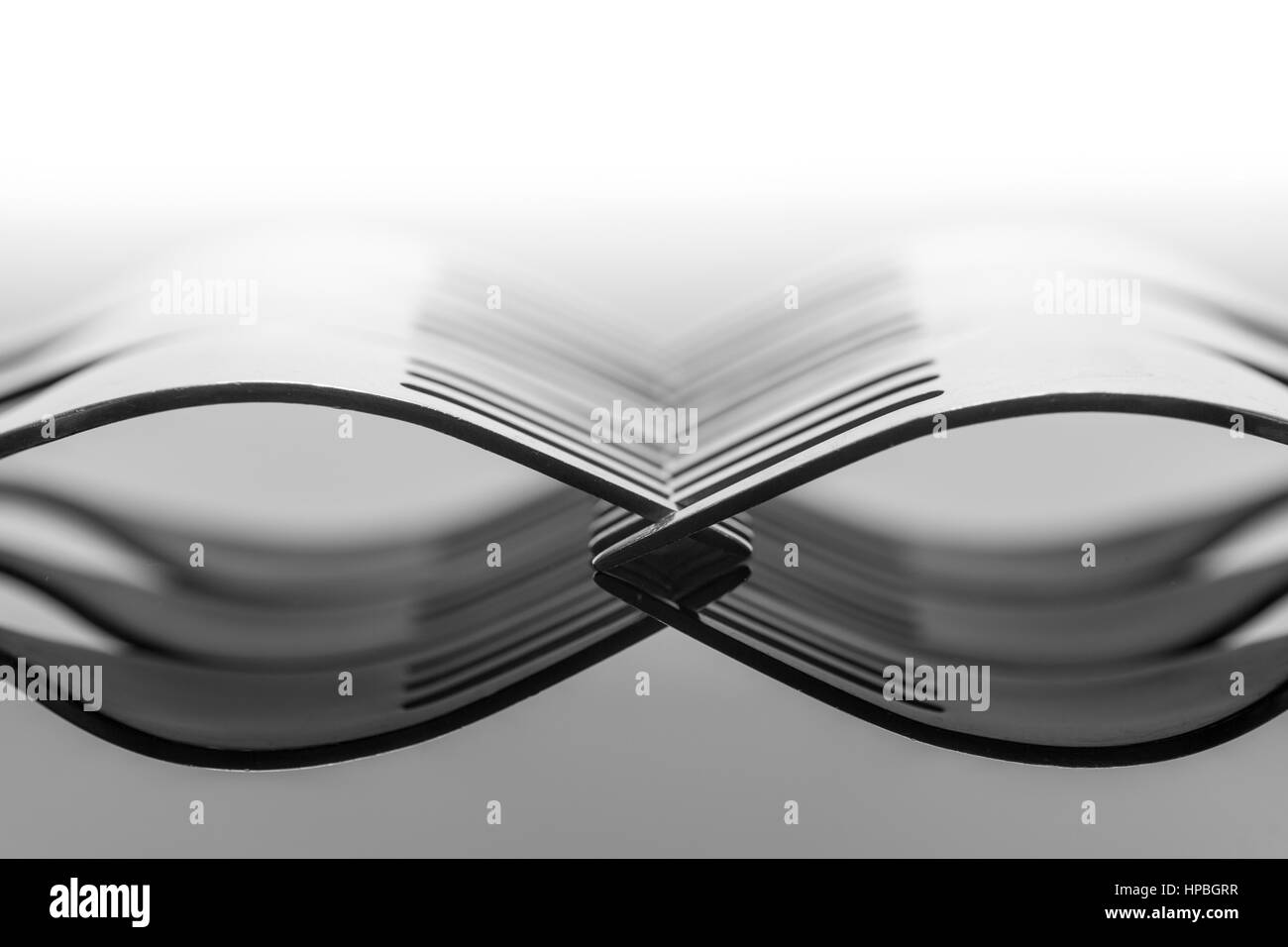 Forche con la riflessione sul bianco e nero Foto Stock
