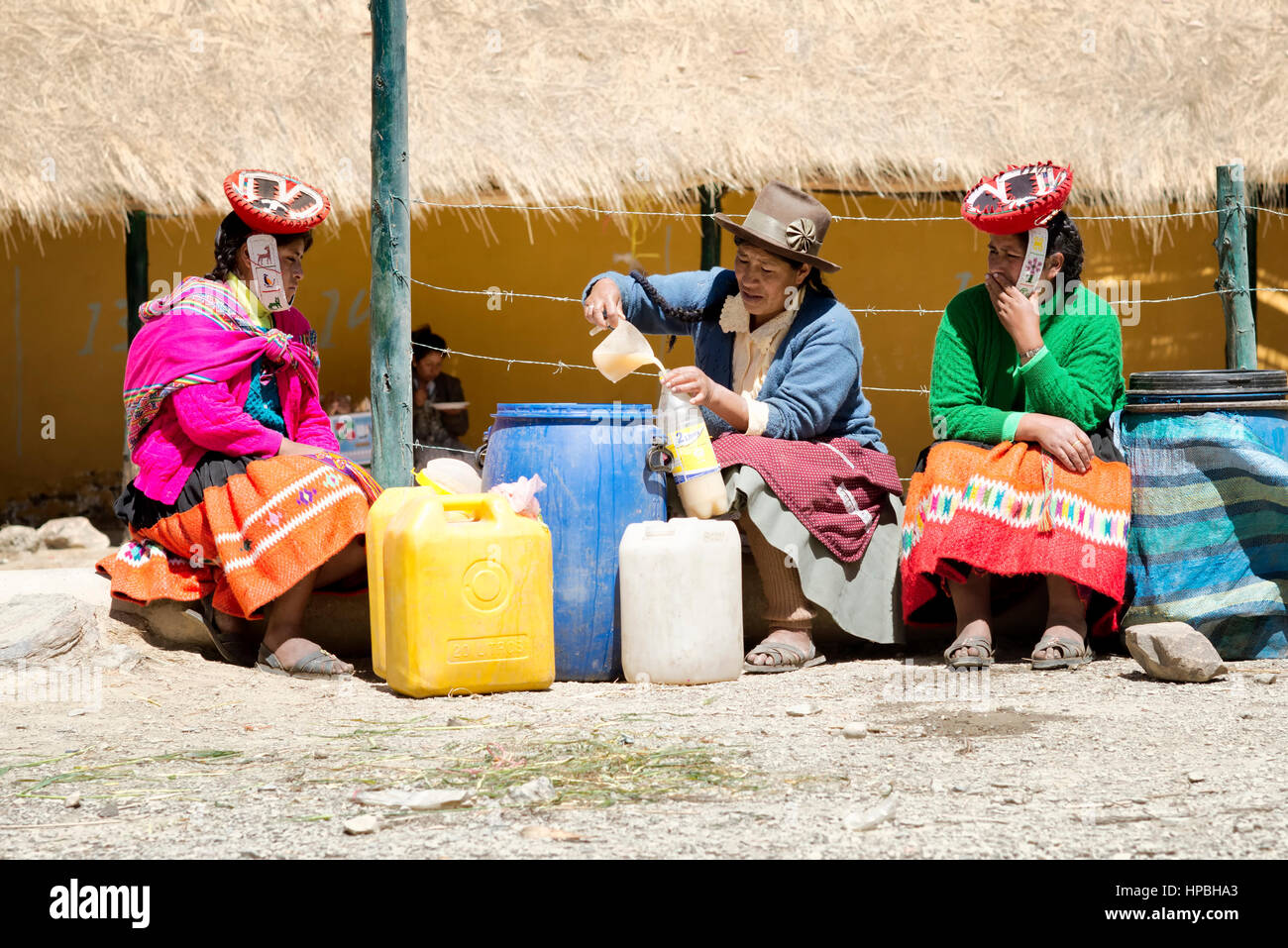 Le donne indigene vende chicha (mais fermentato birra) al mercato nella Comunità Quechua di Patacancha. Ottobre 21, 2012 - Patacancha, Ollantaytam Foto Stock