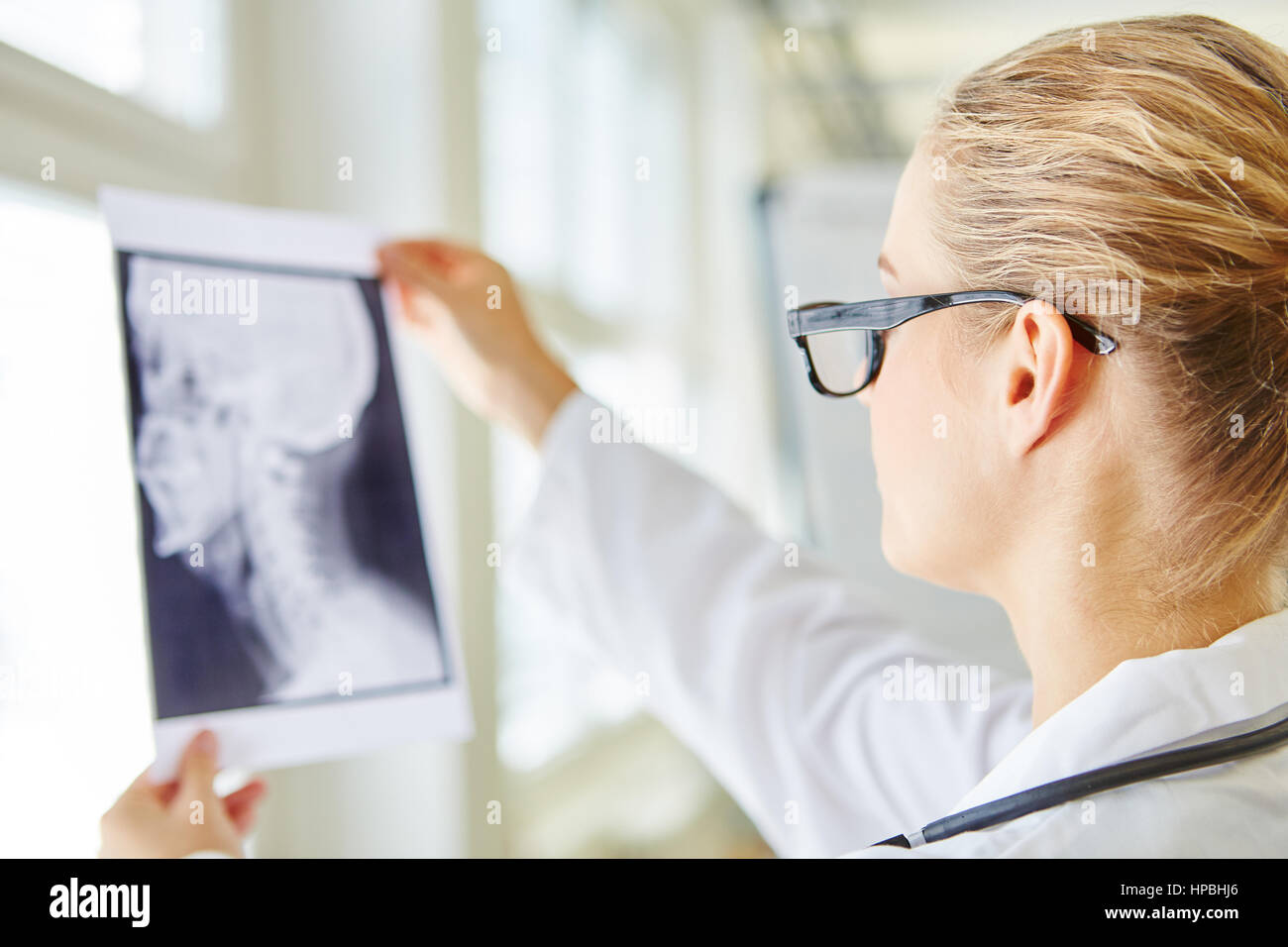 Medico con immagine a raggi x in radiologia analizzando la diagnosi per il paziente Foto Stock